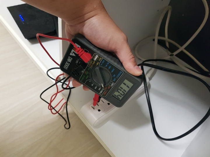 新接插座，電壓不足，電錶測量不同，求高手解答