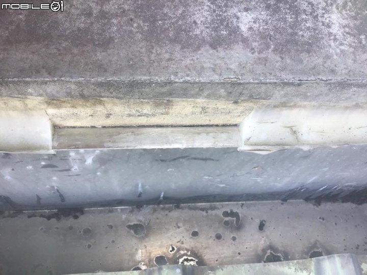 請問屋頂排水溝槽與牆壁一小段矽利康脫膠漏水