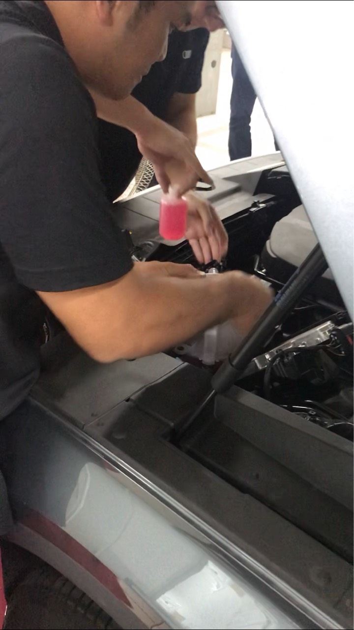 Audi 18年Q5 ，副水箱水漏光且殘留鐵屑/雜質 - 新竹廠保養!!!