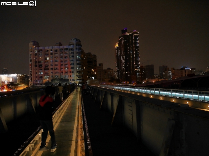 高雄市 鹽埕區 輕軌真愛碼頭站／苓雅寮鐵橋 – 璀璨高雄橋夜景 v.s. 70年老鐵路橋   