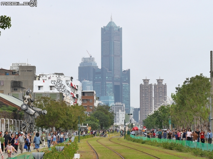 高雄市 鹽埕區 駁二藝術特區 大勇/蓬萊倉庫 — 多了輕軌,充滿文創氣息的海濱園區