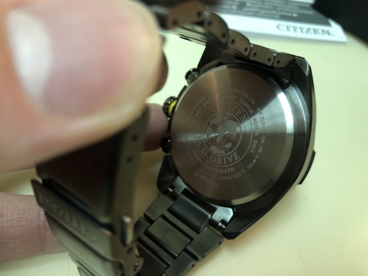 【開箱文】citizen CB5037-84E光動能電波錶
