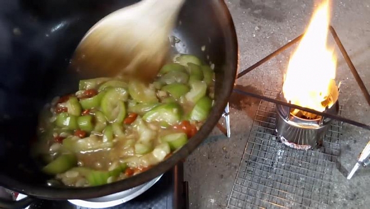 用自己改良設計的柴火爐，來作柴燒~「炒菜示範」經驗分享