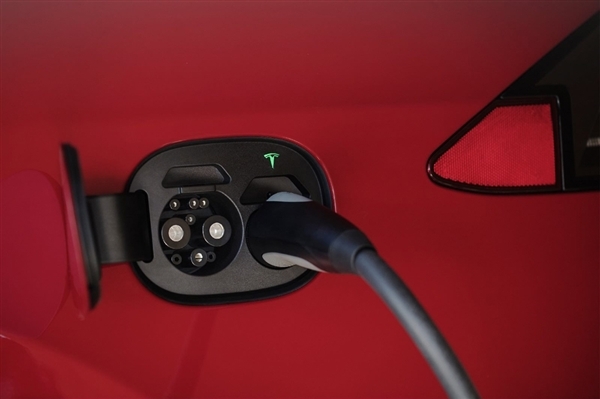 《Model 3》中國版"雙充電孔"首度目擊