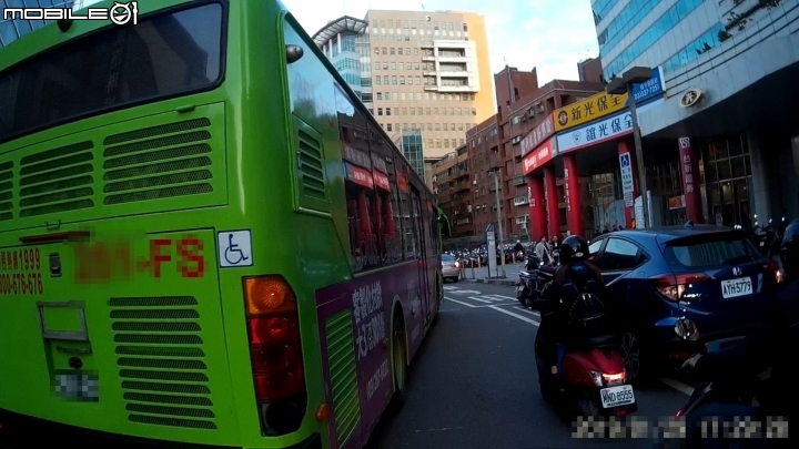 請問我該以禮讓公車為榮耀嗎?