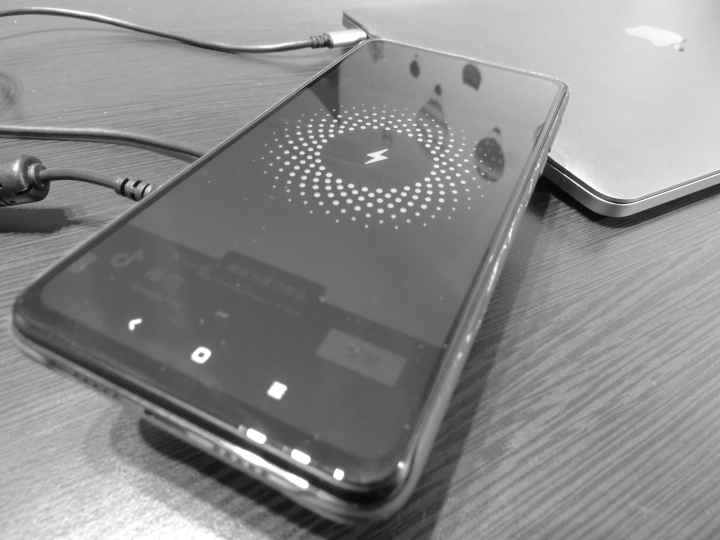 Moshi Symbus Q 北歐時尚風造就質感辦公搭配無線充電 \佛心公司/
