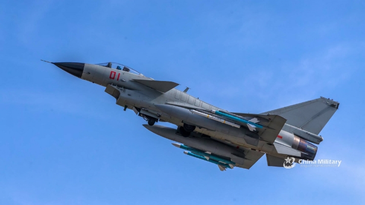 海航的蘇30mk2跟殲10A戰機