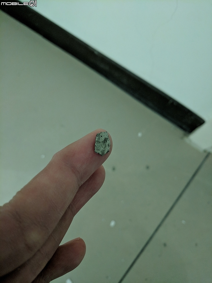 天花板有輕微剝落(水泥+漆)