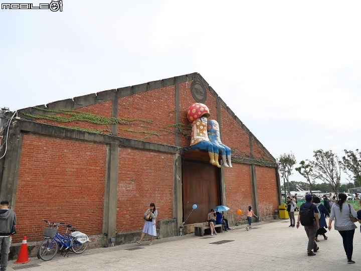 高雄市 鹽埕區 駁二藝術特區 大勇/蓬萊倉庫 — 多了輕軌,充滿文創氣息的海濱園區
