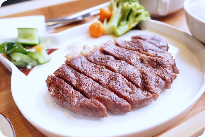 ▋熊與喵咖啡 ▋姐妹淘的午茶時光vs爸媽放鬆的好地方,也是親子友善空間,停車超方便喔!