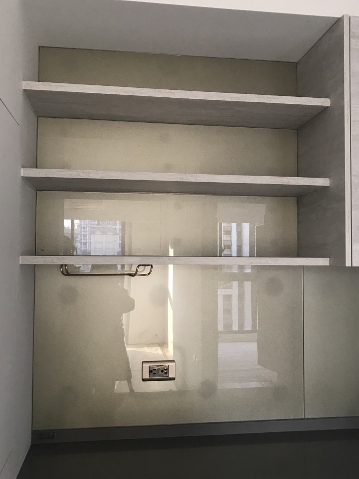 廚房烤漆玻璃看得見塗膠痕跡疑問