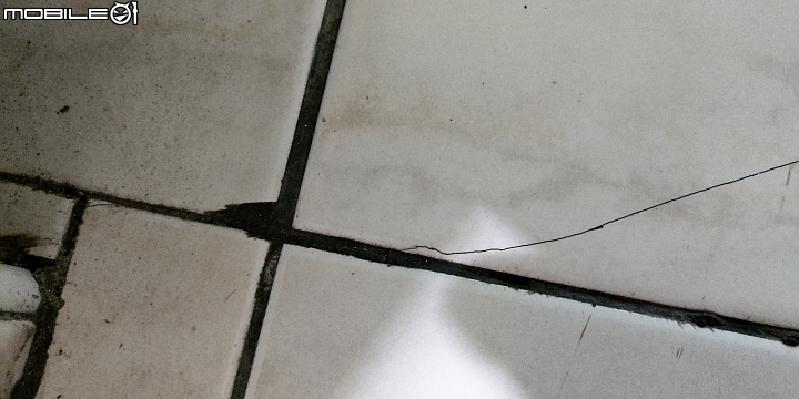 地板磁磚裂開什麼造成的?