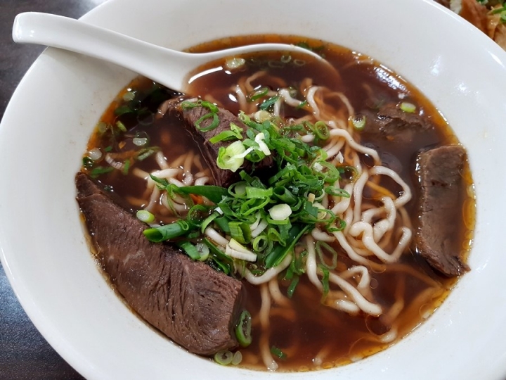 苗栗縣頭份川釜牛肉麵 竹南運動公園附近 選有辣是偏麻的口味 原味牛肉麵不錯吃~2018食記