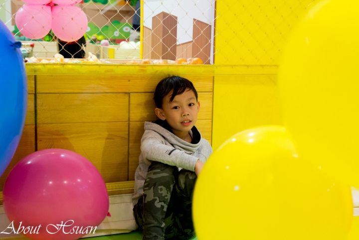 桃園遠東百貨-遊戲愛樂園。小女孩化身為紅心皇后