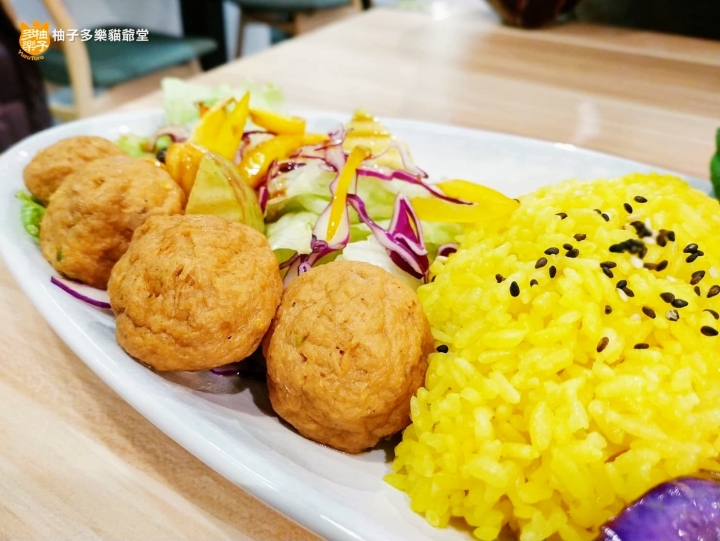 伽哩咖哩玉波堂：信義誠品美食街裡，有四種蔬食咖哩可選的爽口素食餐