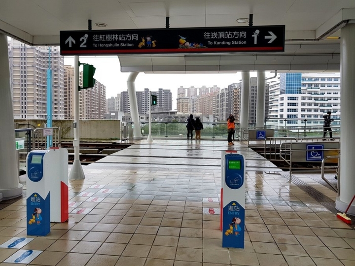 [新北市淡水區捷運]淡海輕軌 2018/12/24開始試營運 免費搭乘一個月 半日遊之淡水行政中心站v.s.淡海新市鎮站v.s.竿蓁林站 參觀幾米裝置藝術療癒大小朋友的心~