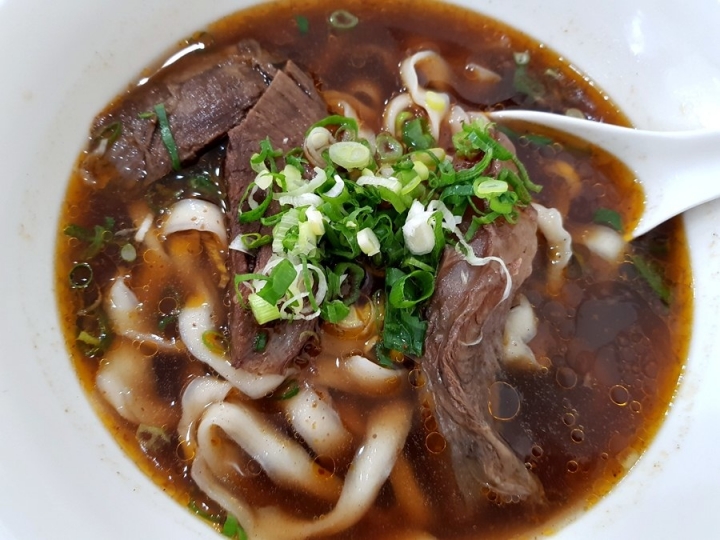 苗栗縣頭份川釜牛肉麵 竹南運動公園附近 選有辣是偏麻的口味 原味牛肉麵不錯吃~2018食記