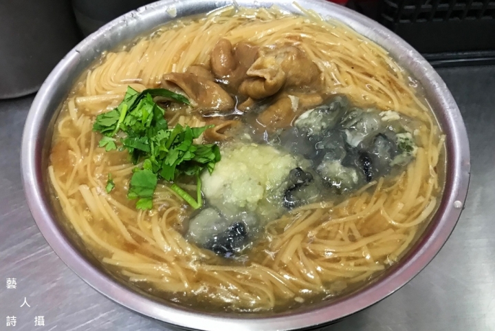擺盤像座山的臭豆腐！同心大腸蚵仔麵線x臭豆腐