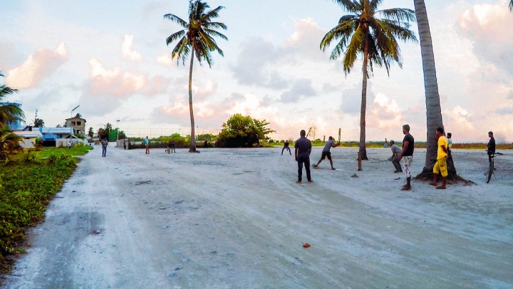 馬爾地夫居民島當地生活與絕美夕陽！5分鐘帶你環島居民島Maafushi (下集)｜馬爾地夫 EP 9｜居民島｜旅行，路上。