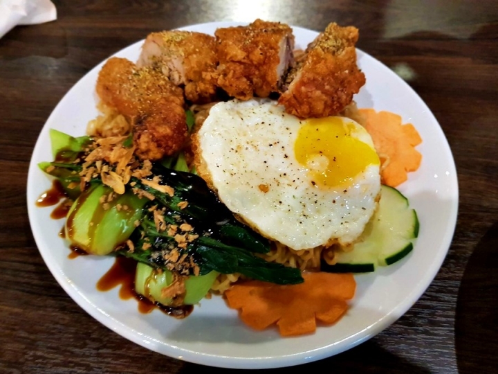 [南洋咖哩]苗栗頭份尚順廣場丁椰正宗新加坡料理~南洋風炒泡麵~海鮮叻沙~南洋咖哩雞飯~食記