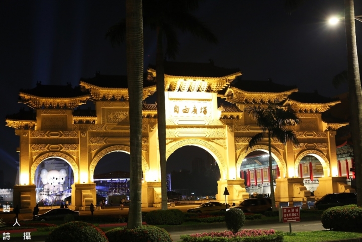 2019中正紀念堂很XX《 KAWS:HOLIDAY.Taipei 》