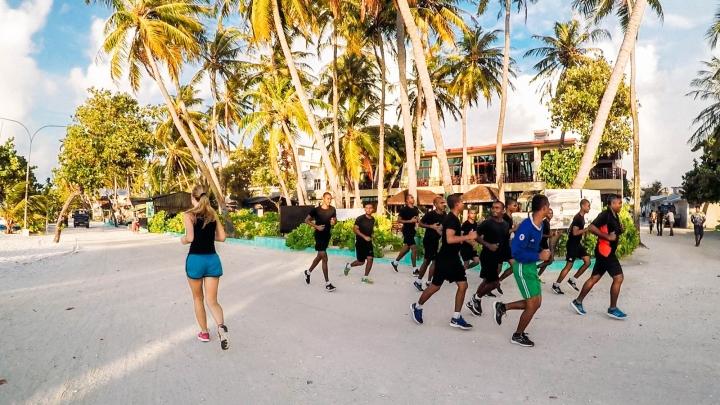 馬爾地夫居民島當地生活與絕美夕陽！5分鐘帶你環島居民島Maafushi (下集)｜馬爾地夫 EP 9｜居民島｜旅行，路上。