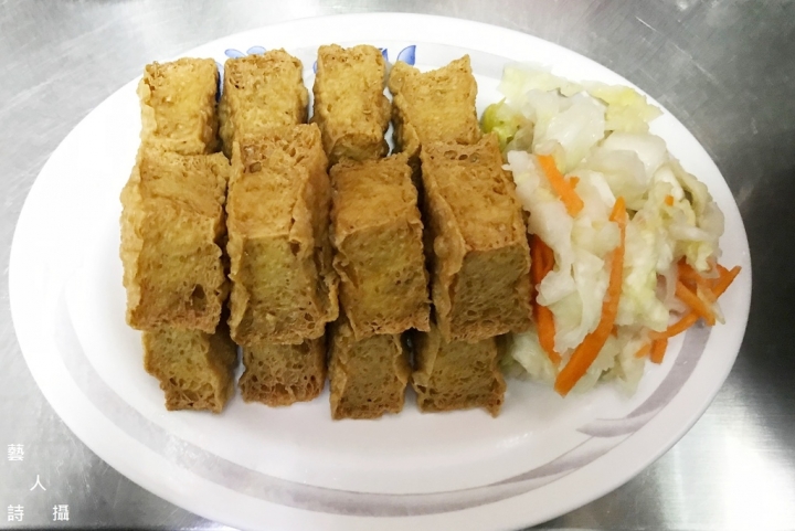 擺盤像座山的臭豆腐！同心大腸蚵仔麵線x臭豆腐
