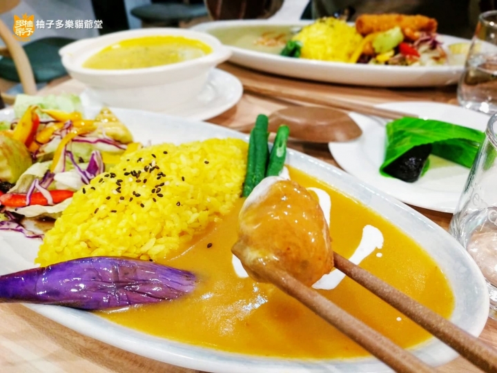 伽哩咖哩玉波堂：信義誠品美食街裡，有四種蔬食咖哩可選的爽口素食餐