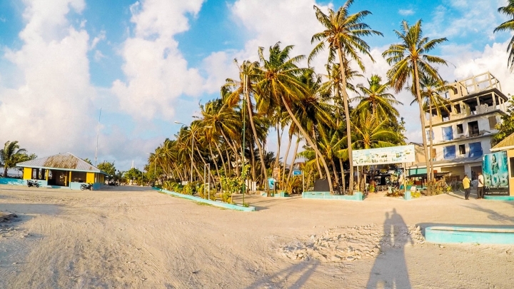 馬爾地夫居民島當地生活與絕美夕陽！5分鐘帶你環島居民島Maafushi (下集)｜馬爾地夫 EP 9｜居民島｜旅行，路上。