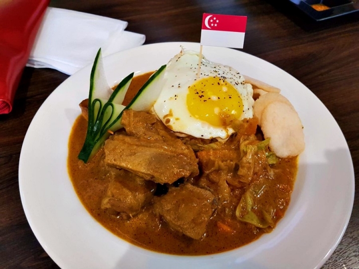 [南洋咖哩]苗栗頭份尚順廣場丁椰正宗新加坡料理~南洋風炒泡麵~海鮮叻沙~南洋咖哩雞飯~食記