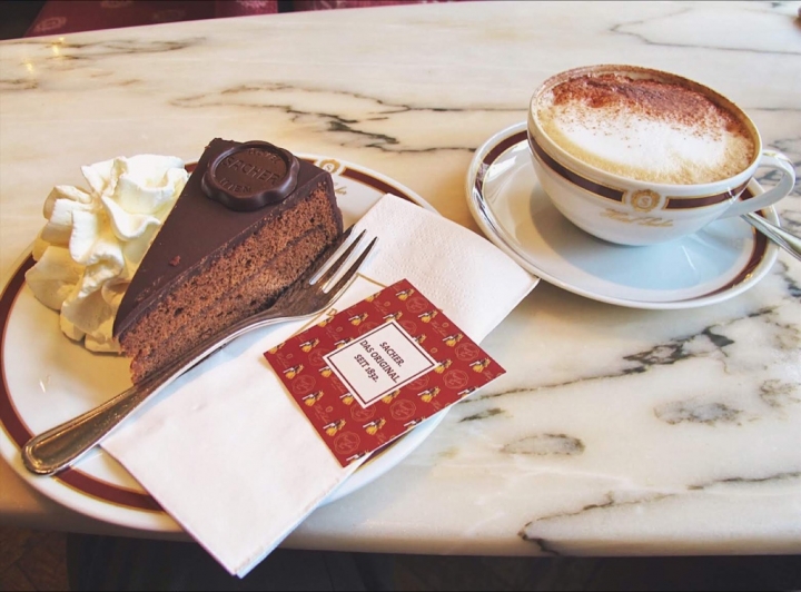 【Salzburg.食】薩爾斯堡百年Cafe Sacher一嚐奧地利國寶甜點沙河蛋糕