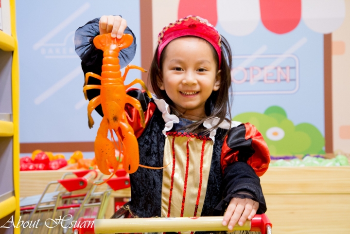 桃園遠東百貨-遊戲愛樂園。小女孩化身為紅心皇后