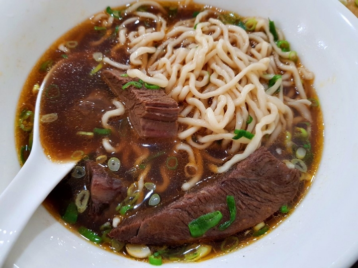 苗栗縣頭份川釜牛肉麵 竹南運動公園附近 選有辣是偏麻的口味 原味牛肉麵不錯吃~2018食記