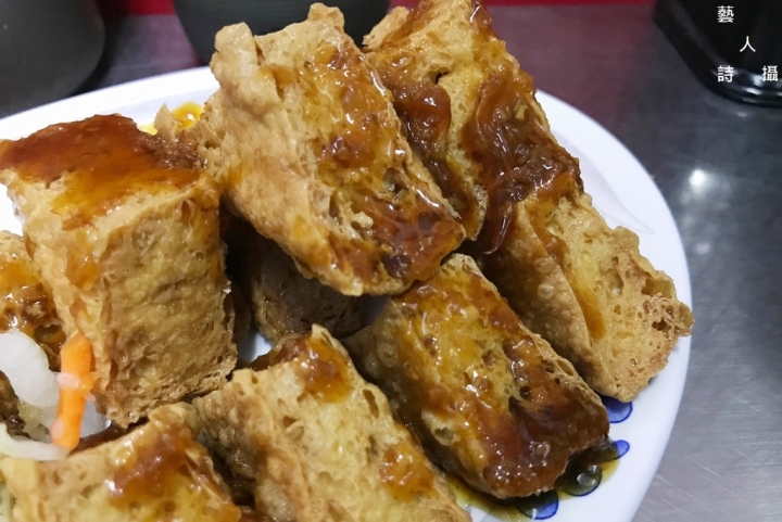 擺盤像座山的臭豆腐！同心大腸蚵仔麵線x臭豆腐