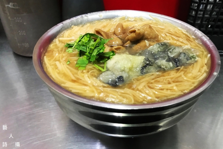 擺盤像座山的臭豆腐！同心大腸蚵仔麵線x臭豆腐