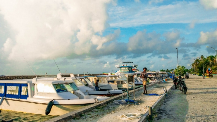 馬爾地夫居民島當地生活與絕美夕陽！5分鐘帶你環島居民島Maafushi (下集)｜馬爾地夫 EP 9｜居民島｜旅行，路上。