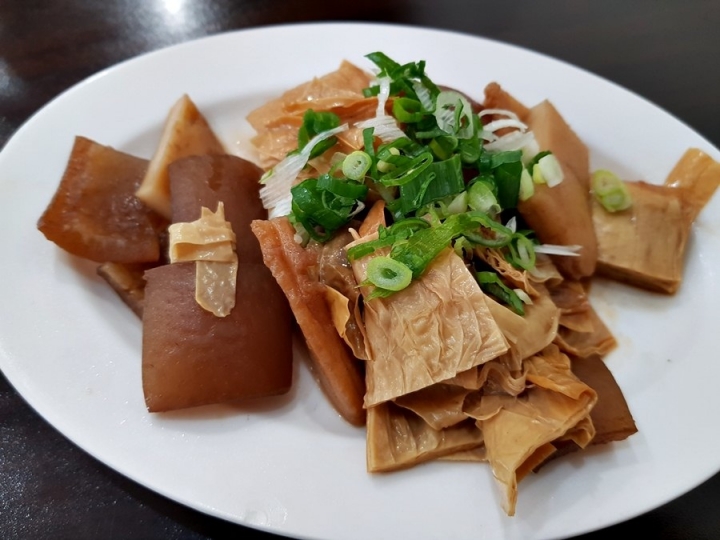 苗栗縣頭份川釜牛肉麵 竹南運動公園附近 選有辣是偏麻的口味 原味牛肉麵不錯吃~2018食記