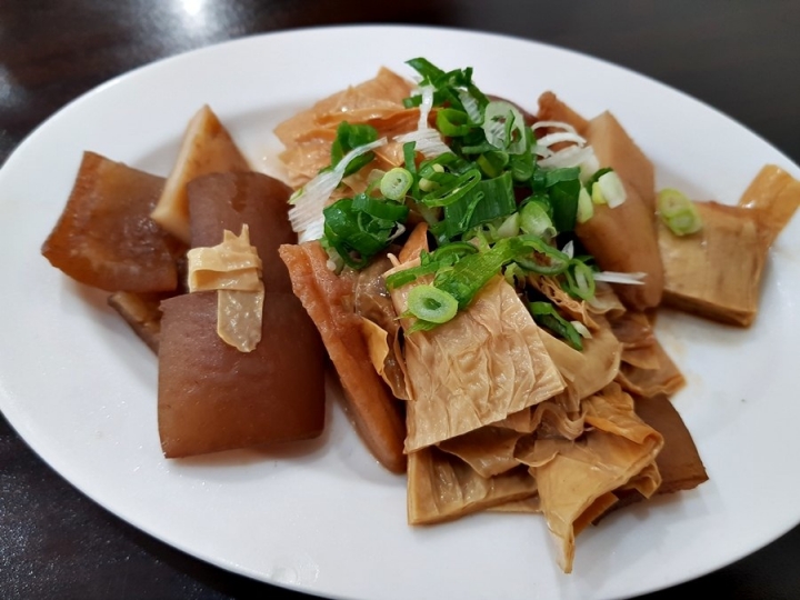 苗栗縣頭份川釜牛肉麵 竹南運動公園附近 選有辣是偏麻的口味 原味牛肉麵不錯吃~2018食記