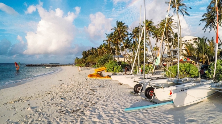 馬爾地夫居民島當地生活與絕美夕陽！5分鐘帶你環島居民島Maafushi (下集)｜馬爾地夫 EP 9｜居民島｜旅行，路上。