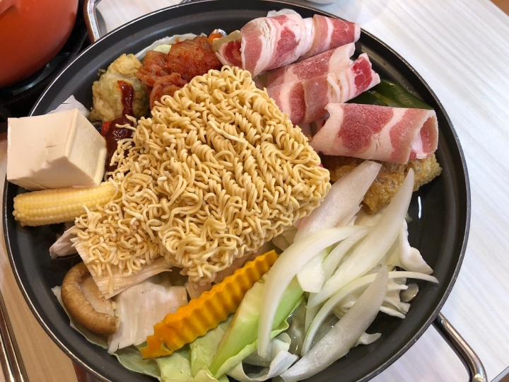 【食記】板橋江子翠捷運站/文聖街美食。兩披索靚鍋~平價小火鍋選擇
