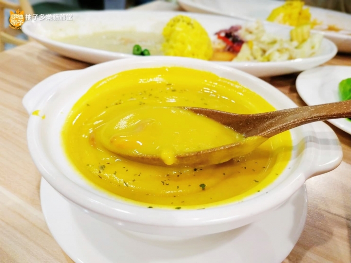伽哩咖哩玉波堂：信義誠品美食街裡，有四種蔬食咖哩可選的爽口素食餐