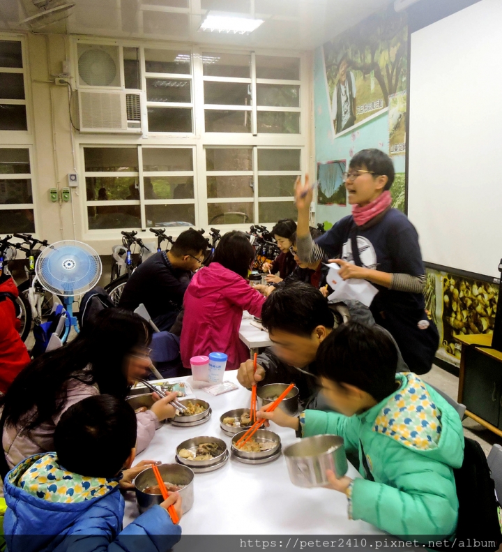 【基隆】七堵瑪陵休閒農業園區遊客中心│繽紛牆面，隧道通道，農村好物