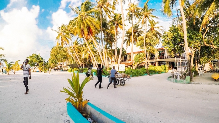 馬爾地夫居民島當地生活與絕美夕陽！5分鐘帶你環島居民島Maafushi (下集)｜馬爾地夫 EP 9｜居民島｜旅行，路上。