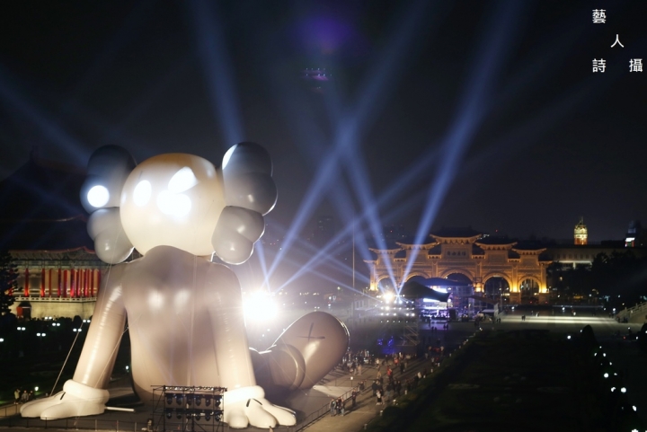2019中正紀念堂很XX《 KAWS:HOLIDAY.Taipei 》