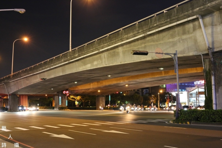 穿過LED燈海隧道來到台中《環中夜市》