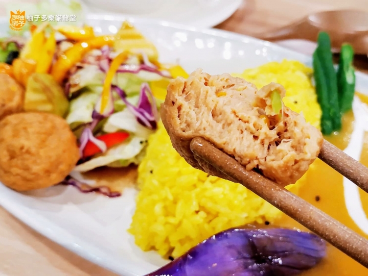 伽哩咖哩玉波堂：信義誠品美食街裡，有四種蔬食咖哩可選的爽口素食餐