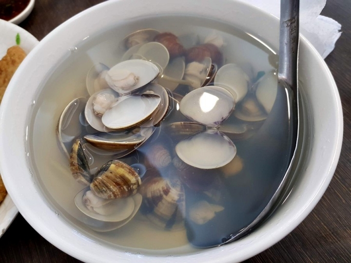 [平價小吃店/觀光名店]苗栗縣頭份市*斗煥坪水餃館* 2018食記~聽說跟中華水餃館是親戚~葱油餅~炒豬肝都不錯吃