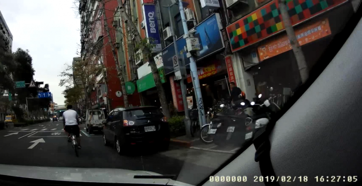 您只會打您"只是違停幾分鐘,其他人是不會繞一下嗎"的這種嘴砲嗎...