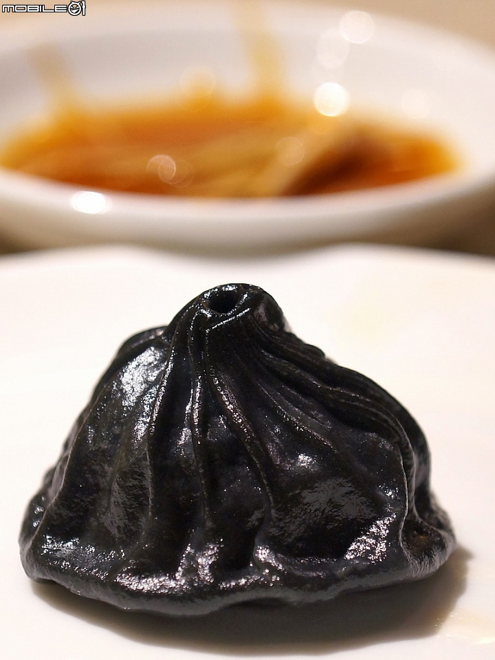 小籠湯包多彩繽紛，獅子頭麵紅燒夠味，黃金烏龍金箔添貴，流星烏龍珠光寶氣，年前二訪金品茶語