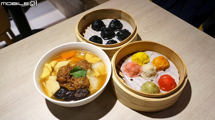 小籠湯包多彩繽紛，獅子頭麵紅燒夠味，黃金烏龍金箔添貴，流星烏龍珠光寶氣，年前二訪金品茶語